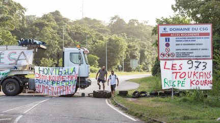 Un barrage sur la route de Kourou (Guyane), le 3 avril 2017. (JODY AMIET / AFP)