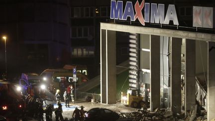 Le toit d'un supermarch&eacute; s'est effondr&eacute;, le 21 novembre 2013 pr&egrave;s de Riga (Lettonie). (INTS KALNINS / REUTERS)