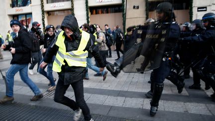 Des affrontements entre "gilets jaunes" et forces de l'ordre, sur les Champs-Elysées à Paris, le 8 décembre 2018. (ABDUL ABEISSA / AFP)