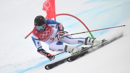 Mathieu Faivre en plein géant, dimanche 13 février, pour aller conquérir le bronze olympique aux JO de Pékin. (FABRICE COFFRINI / AFP)