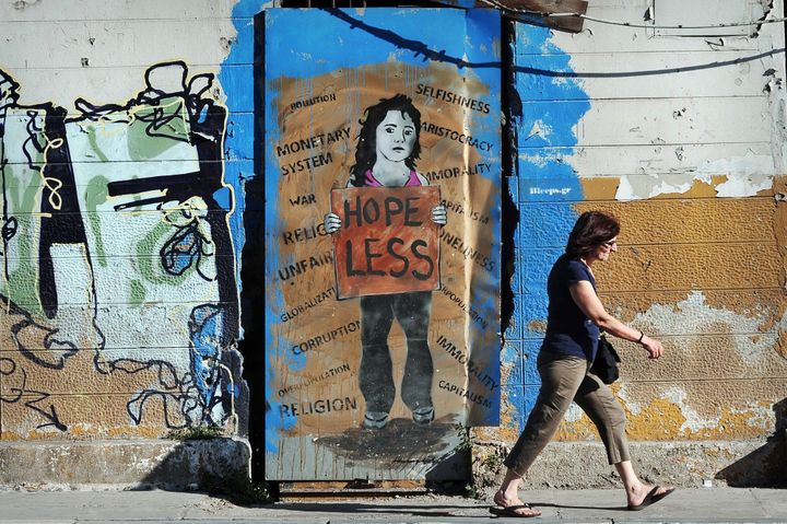 &quot;Hopeless&quot; : Street art contestataire à Athènes
 (LOUISA GOULIAMAKI / AFP)