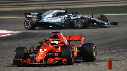 Sebastian Vettel (Ferrari) devant Valtteri Bottas (Mercedes) (GIUSEPPE CACACE / AFP)