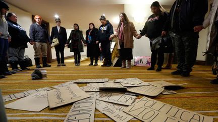 &nbsp; (Des aborigènes activistes prient pour les femmes autochtones disparues ou assassinées, Ottawa, février 2015. © Chris Wattie/Reuters)