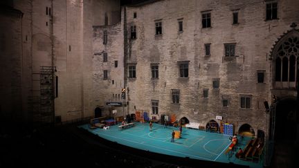 " Welfare " est joué ce mercredi soir à la cour d'honneur du palais des papes au festival d'Avignon. La mise en scene est signé Julie Deliquet. (CBA / MAXPPP)