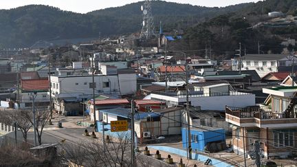 Un village de l'île sud-coréenne de Yeonpyeong, le 6 janvier 2024. (JUNG YEON-JE / AFP)