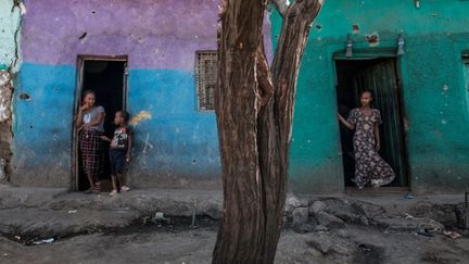 Des maisons endommagées par les bombardements.&nbsp;Mehoni, 11 décembre 2020. (© Eduardo Soteras / AFP)