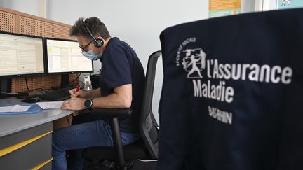 Un conseiller de la Caisse primaire d'assurance maladie du Bas-Rhin travaille au traçage des cas contacts, le 25 mai 2020, à Strasbourg. (FREDERICK FLORIN / AFP)