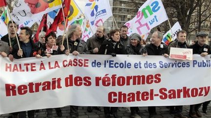 Des enseignants et des lycéens d'Ile-de-France manifestent le 18 février 2010 à Paris. (AFP/JACQUES DEMARTHON)