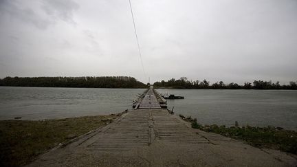 Elle était éloignée des zones habitées, isolée du reste de la Bulgarie, située au milieu du Danube à un endroit où les courants sont particulièrement forts, sur la rive Nord, à côté de la Roumanie, un pays ami également communiste.
 
 
 
 
 (REUTERS/Stoyan Nenov)