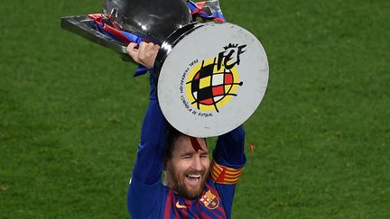 Lionel Messi, qui soulève ici le trophée de la Liga le 27 avril 2019, a remporté 35 trophée avec le FC Barcelone. (LLUIS GENE / AFP)