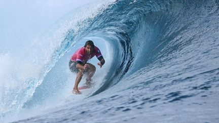 Le surfeur français Joan Duru lors de sa série du 1er tour des JO de Paris, à Teahupo'o (Tahiti), le 27 juillet 2024. (JEROME BROUILLET / AFP)