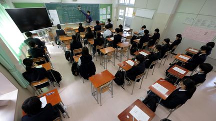 Des élèves dans une école à Tokyo en 2023. Au Japon une entreprise développe une intelligence artificielle capable de repérer les élèves qui s'endorment. (POOL FOR YOMIURI / YOMIURI/ AFP)