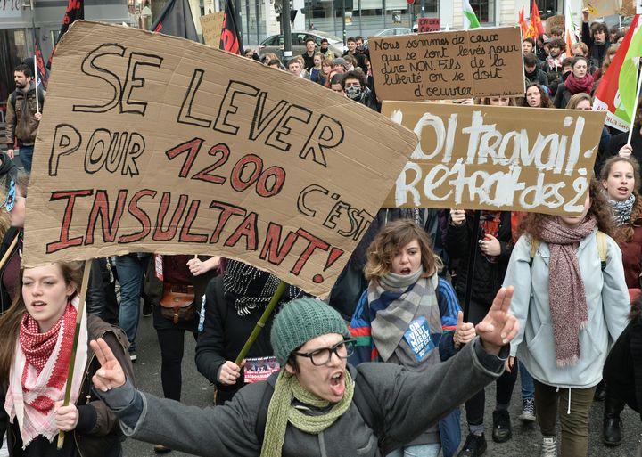 Une pancarte citant la chanson "A7" du rappeur SCH est brandie dans le cortège anti-loi Travail, jeudi 31 mars 2016 à Rennes (Ille-et-Vilaine). (JEAN-FRANCOIS MONIER / AFP)