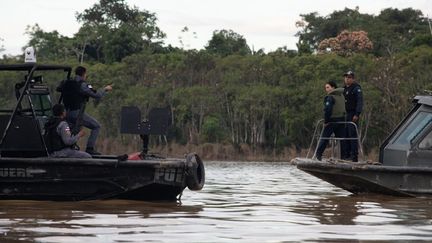 La police fédérale recherche les corps de deux experts disparus en Amazonie, le 15 juin 2022, à Atalaia do Norte (Brésil). (JOAO LAET / AFP)