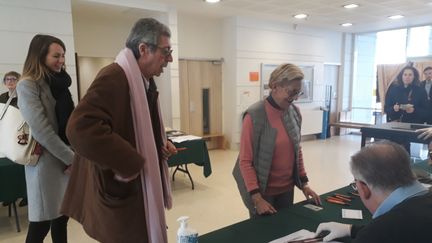 Patrick et Isabelle Balkany votent à l'occasion du premier tour des municipales, le 15 mars 2020, à Levallois-Perret (Hauts-de-Seine). Ils sont accompagnés d'Agnès Pottier-Dumas, la tête de liste de la majorité municipale. (MAXPPP)