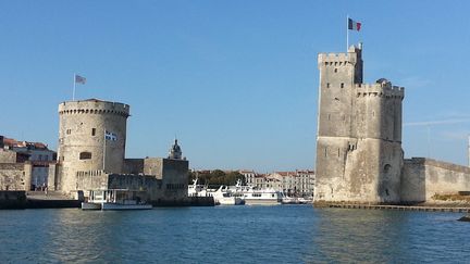 La tour Saint-Nicolas (à droite) sur le port de La Rochelle, le 29 septembre 2014. (MARIE-LAURENCE DALLE / FRANCE-BLEU LA ROCHELLE)