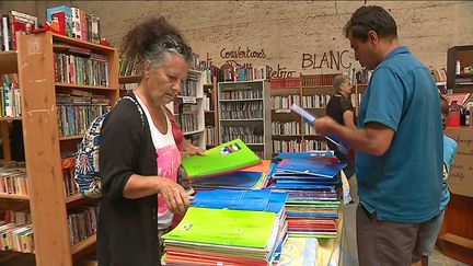 Emmaus vente à petits prix de fournitures scolaires