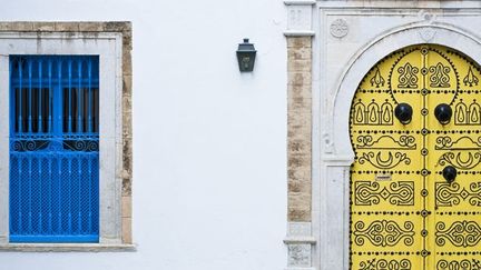 dans les rues fort étroites du Pacha et du Tribunal. Cette dernière rue abrite aujourd’hui le Musée de la ville de Tunis, installé dans le palais Kheireddine, construit entre 1860 et 1870. Ces édifices anciens sont souvent voisins d’autres plus tardifs, remontant visiblement à la colonisation française. (AFP - Hemis.fr - Ludovi Maisant)