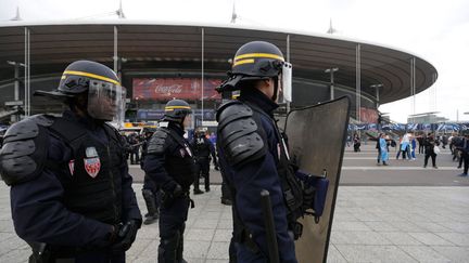 &nbsp; (60 000 policiers mobilisés durant l'Euro 2016 de football © MaxPPP)