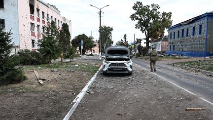 Un soldat ukrainien dans la ville russe de Soudja, dans la région de Koursk, le 16 août 2024. (YAN DOBRONOSOV / AFP)