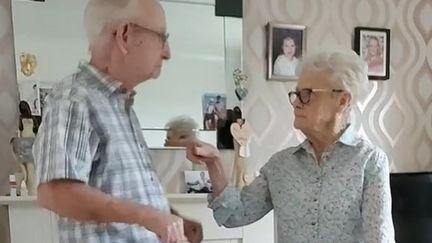 Joseph et Sylvia, 88 et 82 ans à Doncaster (Grande-Bretagne) dansent sur TikTok. (CAPTURE D'ECRAN TIKTOK)