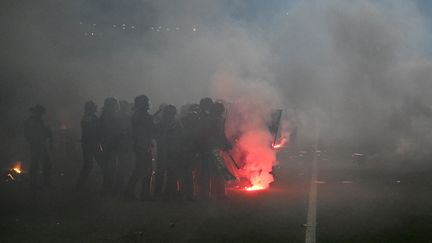 Le stade Geoffroy-Guicharde envahi, le 29 mai 2022. (JEAN-PHILIPPE KSIAZEK / AFP)