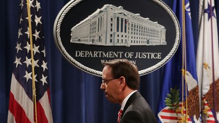 Le numéro 2 du ministère américain de la Justice, Rod Rosenstein, le 13 juillet 2018, après une conférence de presse annonçant l'inculpation d'agents du renseignement russe pour le piratage d'ordinateurs du parti démocrate. (CHIP SOMODEVILLA / AFP)