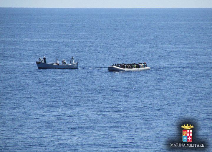 6 septembre 2014. Photo diffusée par le service de presse de la marine italienne montrant une opération de sauvetage de migrants aux abords de l'île italienne de Lampedusa.  (AFP PHOTO/MARINA MILITARE)