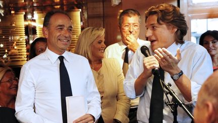 Jean-Fran&ccedil;ois Cop&eacute; (G) et Jean Sarkozy, le 4 septembre, dans un caf&eacute; de Neuilly-sur-Seine (Hauts-de-Seine). Ce dernier a officiellement choisi son camp, face &agrave; Fran&ccedil;ois Fillon.&nbsp; (PIERRE VERDY / AFP)