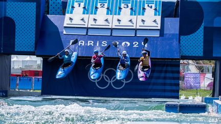 Les quarts de finale du kayak cross féminin, le 5 août 2024, sur le stade nautique de Vaires-sur-Marne. (BAPTISTE AUTISSIER / AFP)