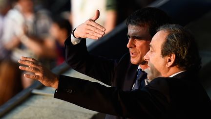 Le Premier ministre, Manuel Valls, et le pr&eacute;sident de l'UEFA, Michel Platini, le 6 juin 2015, &agrave; Berlin (Allemagne), lors de la finale de la Ligue des champions. (ODD ANDERSEN / AFP)