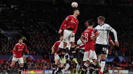 Cristiano Ronaldo s'est élevé plus haut que tout le monde pour marquer le but de la victoire pour Manchester United contre l'Atalanta Bergame en Ligue des champions le 20 octobre 2021. (PAUL ELLIS / AFP)