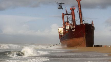 Le cargo maltais TK Bremen est &eacute;chou&eacute; sur la plage de Kerminihy (Morbihan), le 16 d&eacute;cembre 2011. (STEPHANE MAHE / REUTERS)