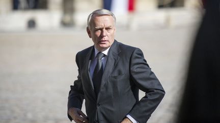 Le Premier ministre, Jean-Marc Ayrault, dans la cour des Invalides &agrave; Paris, le 14 juin 2012. (FRED DUFOUR / AFP)