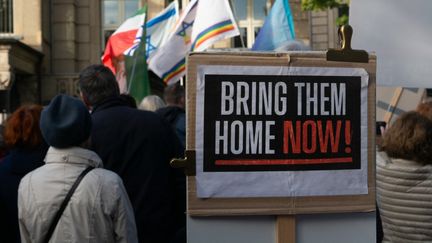 Une marche pour les otages israéliens enlevés lors de l'attaque du Hamas du 7 octobre 2023 en Israël, à Duesseldorf, en Allemagne, le 6 octobre 2024. (YING TANG / NURPHOTO / AFP)