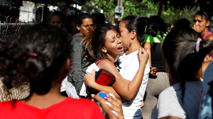 Des proches de détenus du commissariat de Valence (Venezuela) apprennent qu'au moins 68 prisonniers sont morts lors d'une mutinerie. (CARLOS GARCIA RAWLINS / REUTERS)