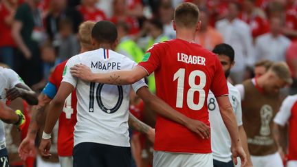 Kylian Mbappé et Lukas Lerager, après le match entre la France et le Danemark, le 26 juin 2018 à Moscou (Russie). (VITALIY BELOUSOV / SPUTNIK)