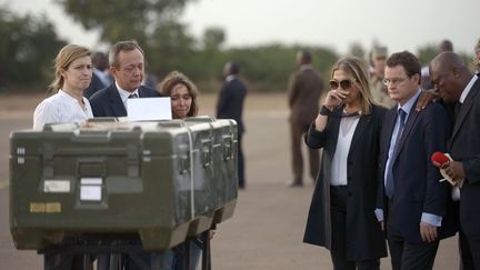 A Bamako, une d&eacute;l&eacute;gation de RFI, conduite par Marie-Christine Saragosse, pr&eacute;sident de France M&eacute;dias Monde (&agrave; droite), rend un hommage tr&egrave;s &eacute;mu aux deux journalistes de RFI tu&eacute;s au Mali, le 4 novembre 2013. (PHILIPPE DESMAZES / AFP)