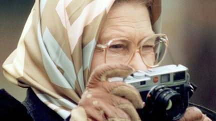 Elizabeth II s'est essay&eacute;e &agrave; la photographie apr&egrave;s qu'on lui a offert un Leica lors d'une visite en Allemagne. Mais nul ne sait si l'on verra un jour ses clich&eacute;s... (AFP)