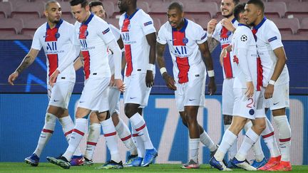 Les Parisiens célèbrent leur quatrième but du match, le troisième de Kylian Mbappé, le 16 février 2021 à Barcelone. (LLUIS GENE / AFP)