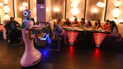 Un robot assure le service dans un restaurant à Katmandou au Népal. (PRAKASH MATHEMA / AFP)