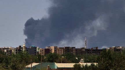 De la fumée s'élève au-dessus des bâtiments de Khartoum (Soudan), le 1er mai 2023. (- / AFP)