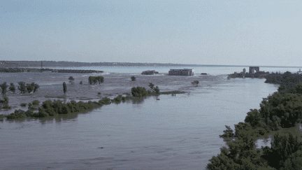 Le barrage de Kakhovka, en Ukraine, a explosé, mardi 6 juin. Il pourrait avoir été miné. De nombreuses communes ont été envahies par les eaux. La ville de Kherson est menacée. (FRANCEINFO)