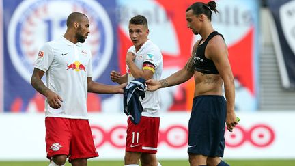 Zlatan Ibrahimovic donne son maillot au joueur de Leipzig, Terrence Boyd à côté de son partenaire, Daniel Frahn