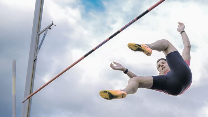 Renaud Lavillenie, lors de sa reprise en compétition, à Clermont-Ferrand le 22 mai 2024. (RICHARD BRUNEL / MAXPPP)