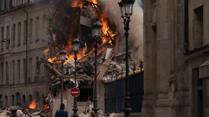 L'incendie dans les décombres de l'immeuble qui s'est effondré rue Saint-Jacques, dans le 5e arrondissement de Paris, le 21 juin 2023. (ABDULMONAM EASSA / AFP)