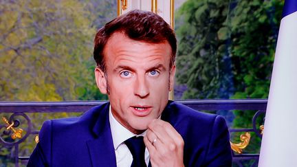 Emmanuel Macron prononce une allocution depuis l'Elysée, à Paris, le 17 avril 2023. (LUDOVIC MARIN / AFP)