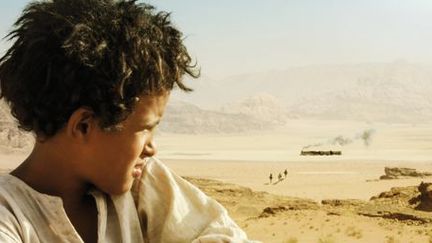 Theeb, le jeune héros du film... Au loin le train ottoman, l"«âne d'acier» qui traverse le désert. (jour2fete)