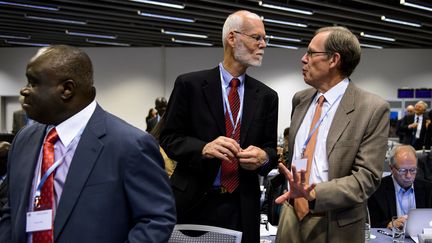 Des experts discutent, &agrave; Gen&egrave;ve (Suisse), &agrave; l'ouverture de deux journ&eacute;es de consultations pour faire le point sur les moyens de combattre le virus Ebola, le 4 septembre 2014. (FABRICE COFFRINI / AFP)