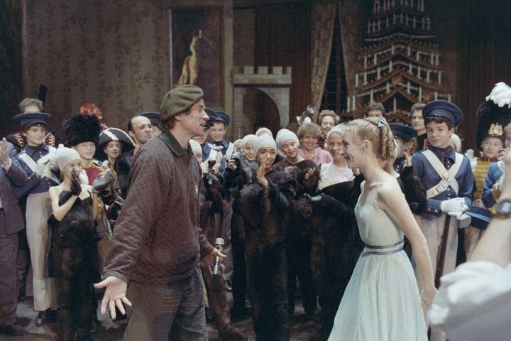 Rudolf Noureev, Elisabeth Maurin et les danseurs de l'opéra de Paris à la fin du tournage de "Casse noisette" au studios SFP de Bry sur Marne, 1988.
 (Jean Claude Pierdet / Ina)